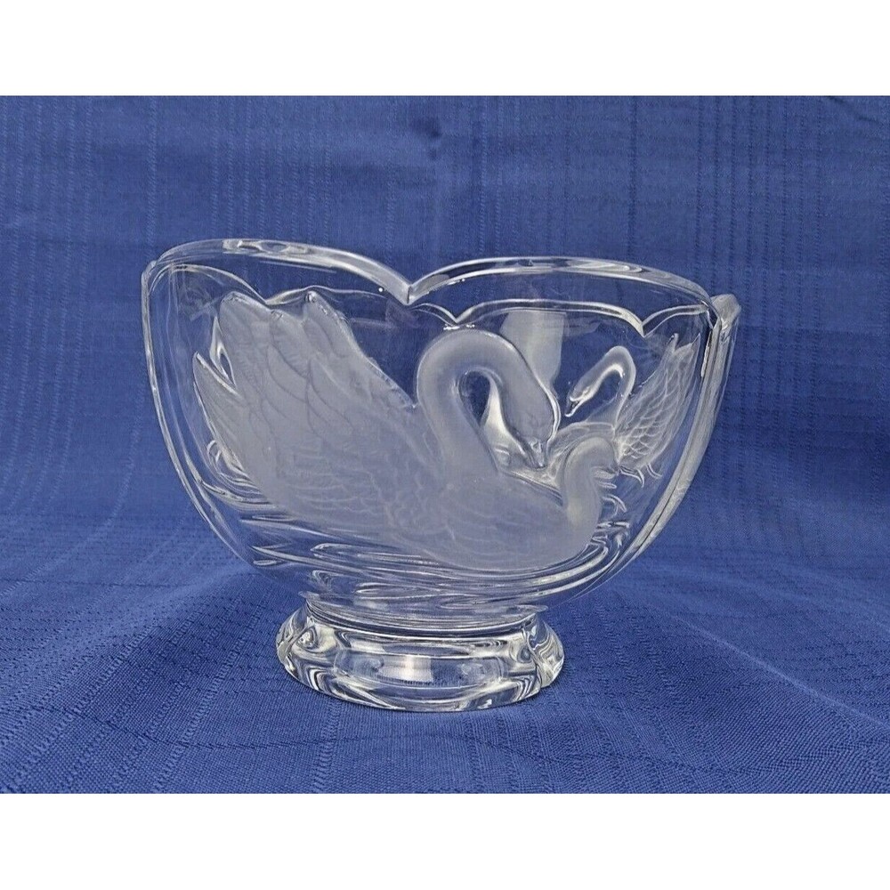 Lead Crystal Footed Bowl w/ Frosted Embossed Swans Scalloped Compote 4" x‎ 6"